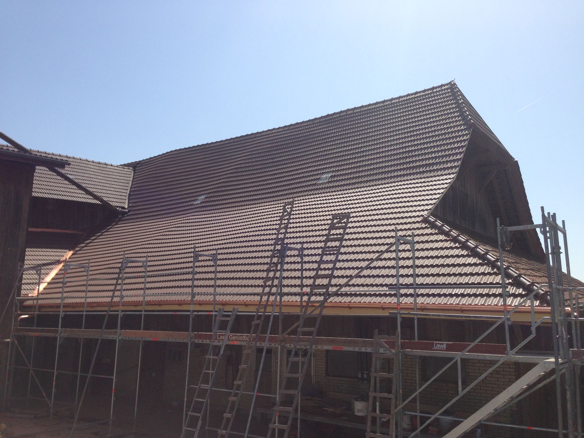 Grosses Haus mit Gerüst - Thomi Bedachungen