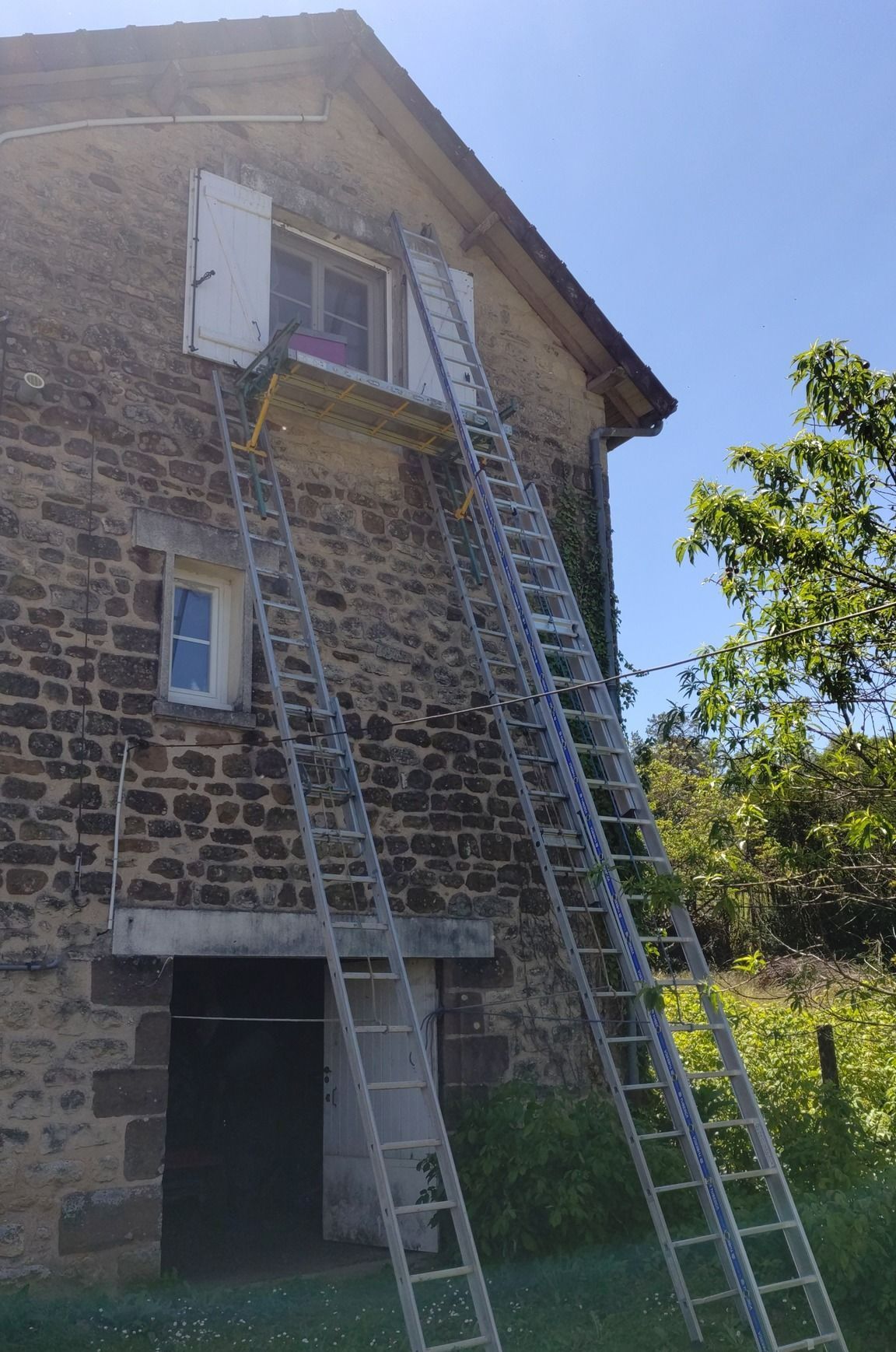 Une échelle sur une maison.