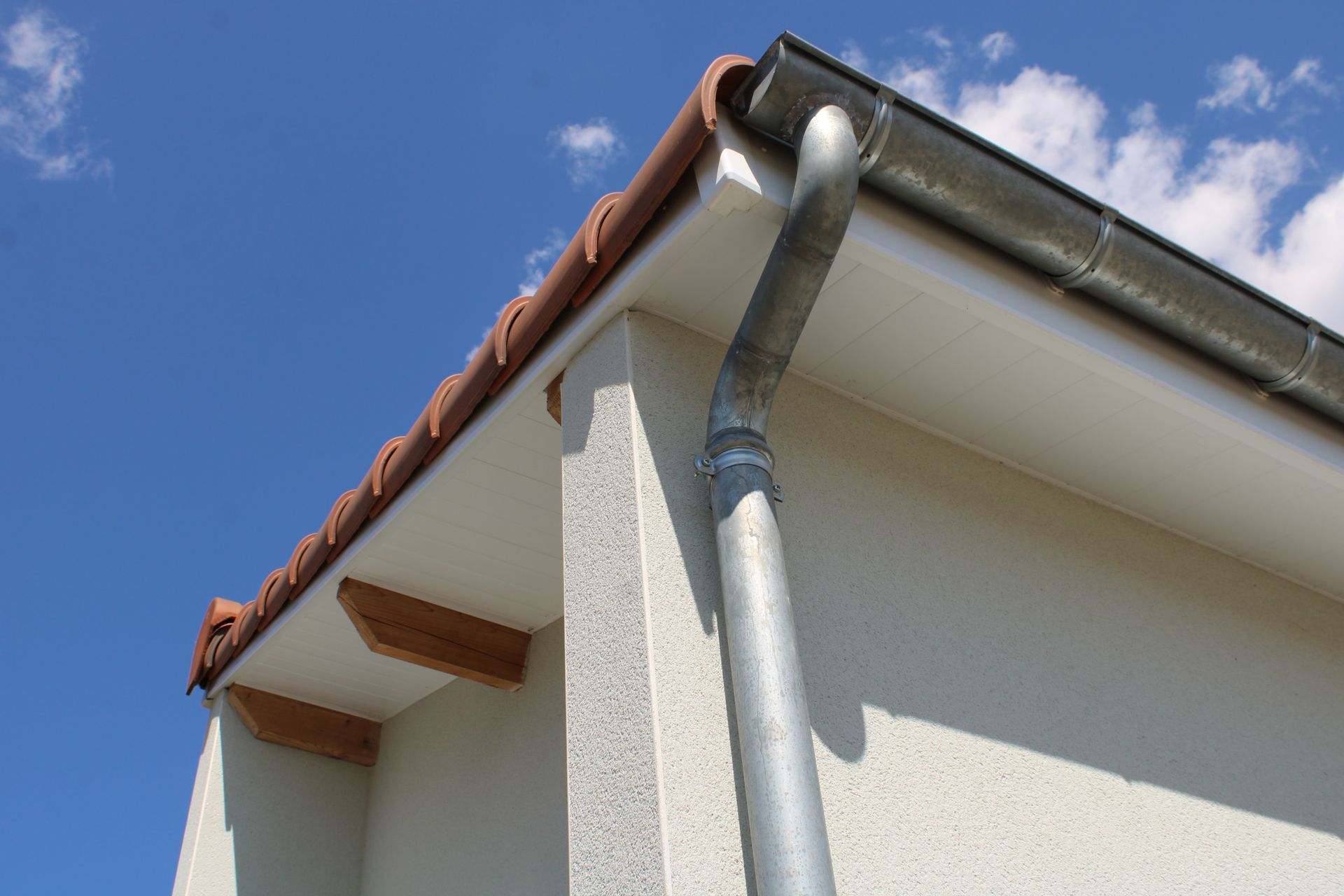 Une gouttière grise installée.