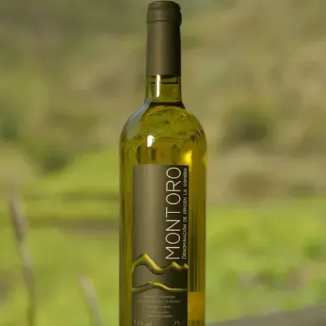 Una botella de vino montoro está sobre una mesa.