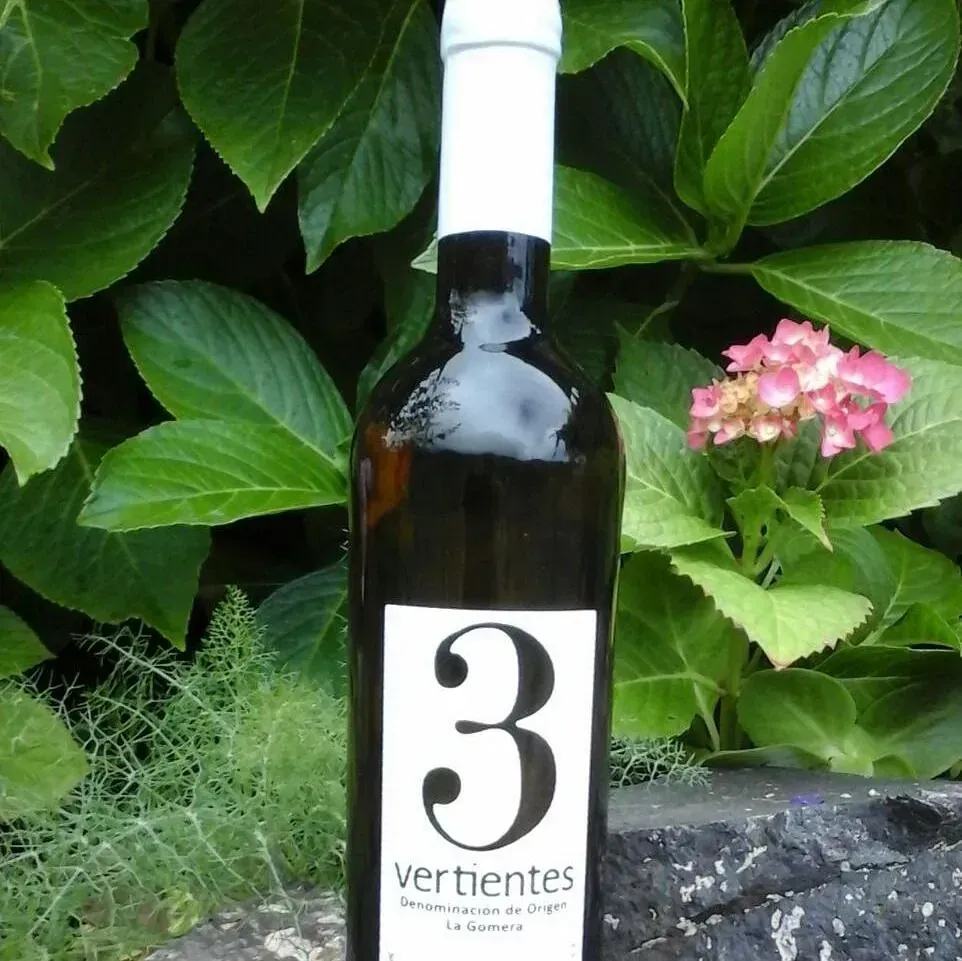 Una botella de vino con el número 3 en la etiqueta