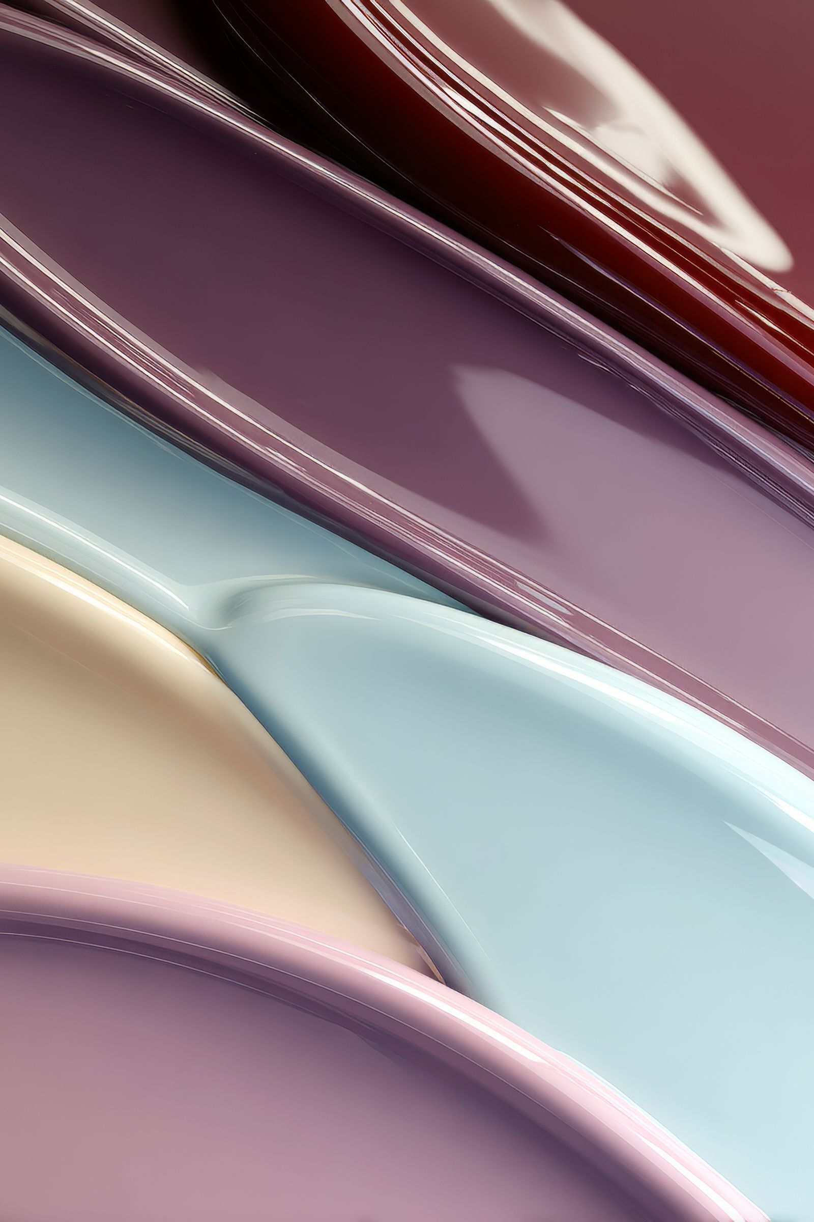 Gros plan d'échantillons de vernis à ongles superposés, brillants et colorés.