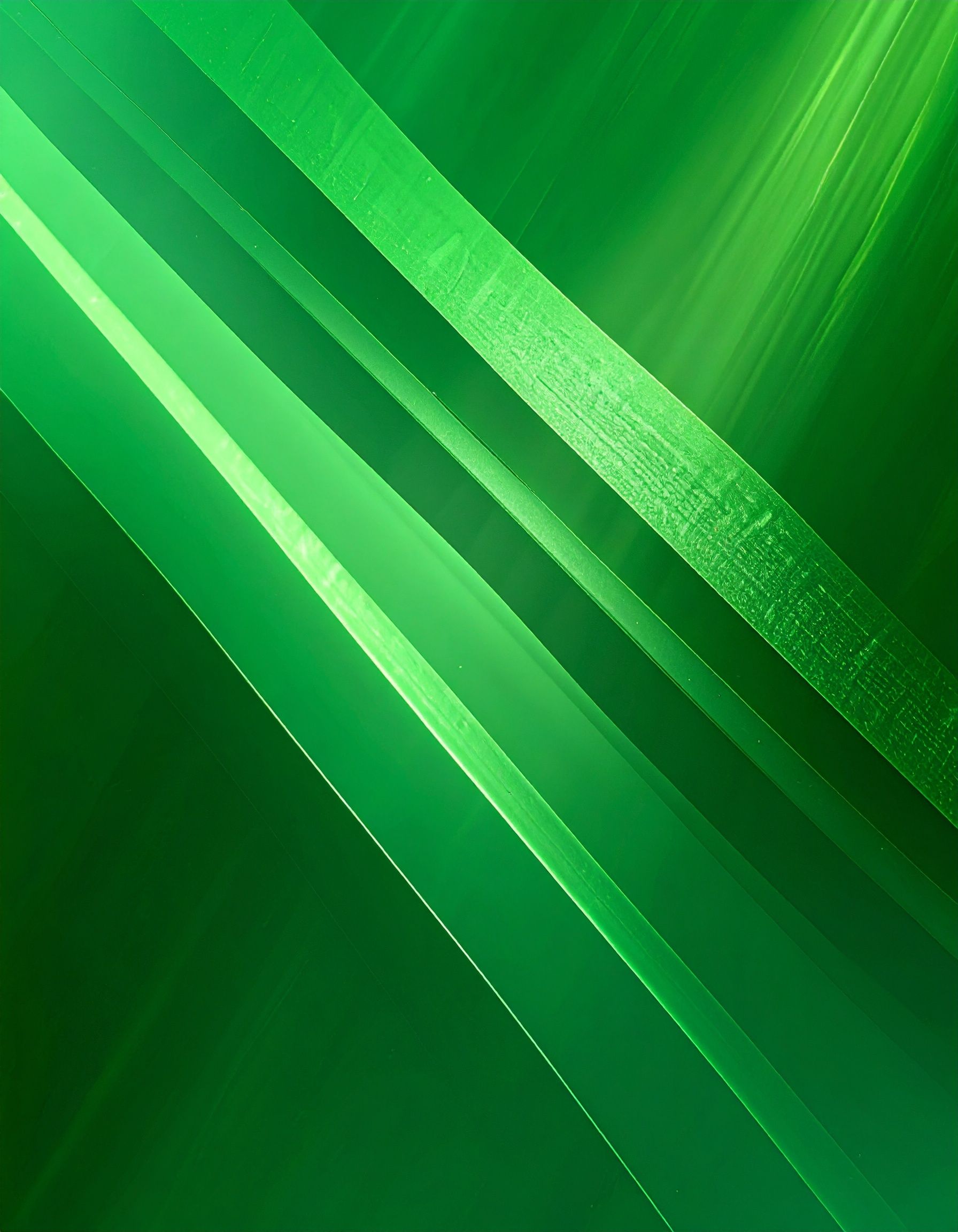 Bandes diagonales de différentes nuances de vert, superposées et texturées, sur un fond vert foncé.