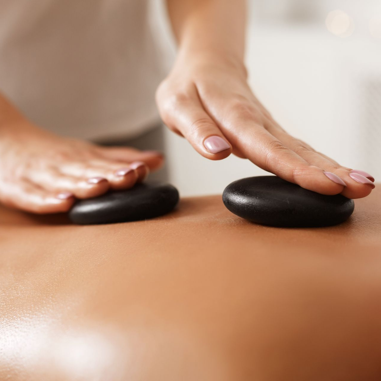 Massage du dos aux pierres chaudes