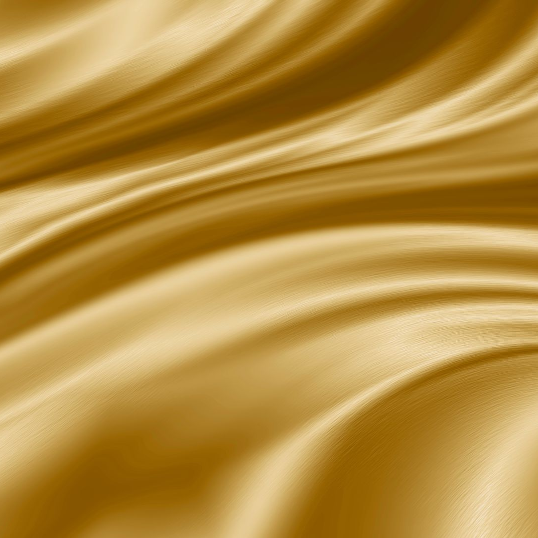 Tissu doré ondulant en vagues, créant un fond chatoyant et texturé.