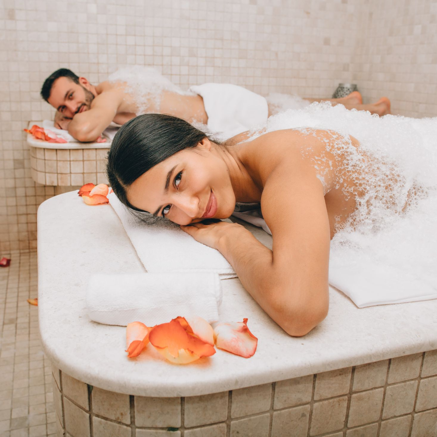 Soin au savon noir sur un couple dans un hammam