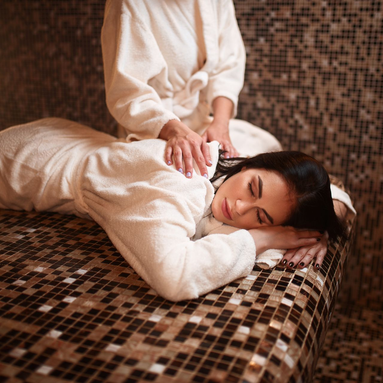 Une femme se faisant masser dans un hammam