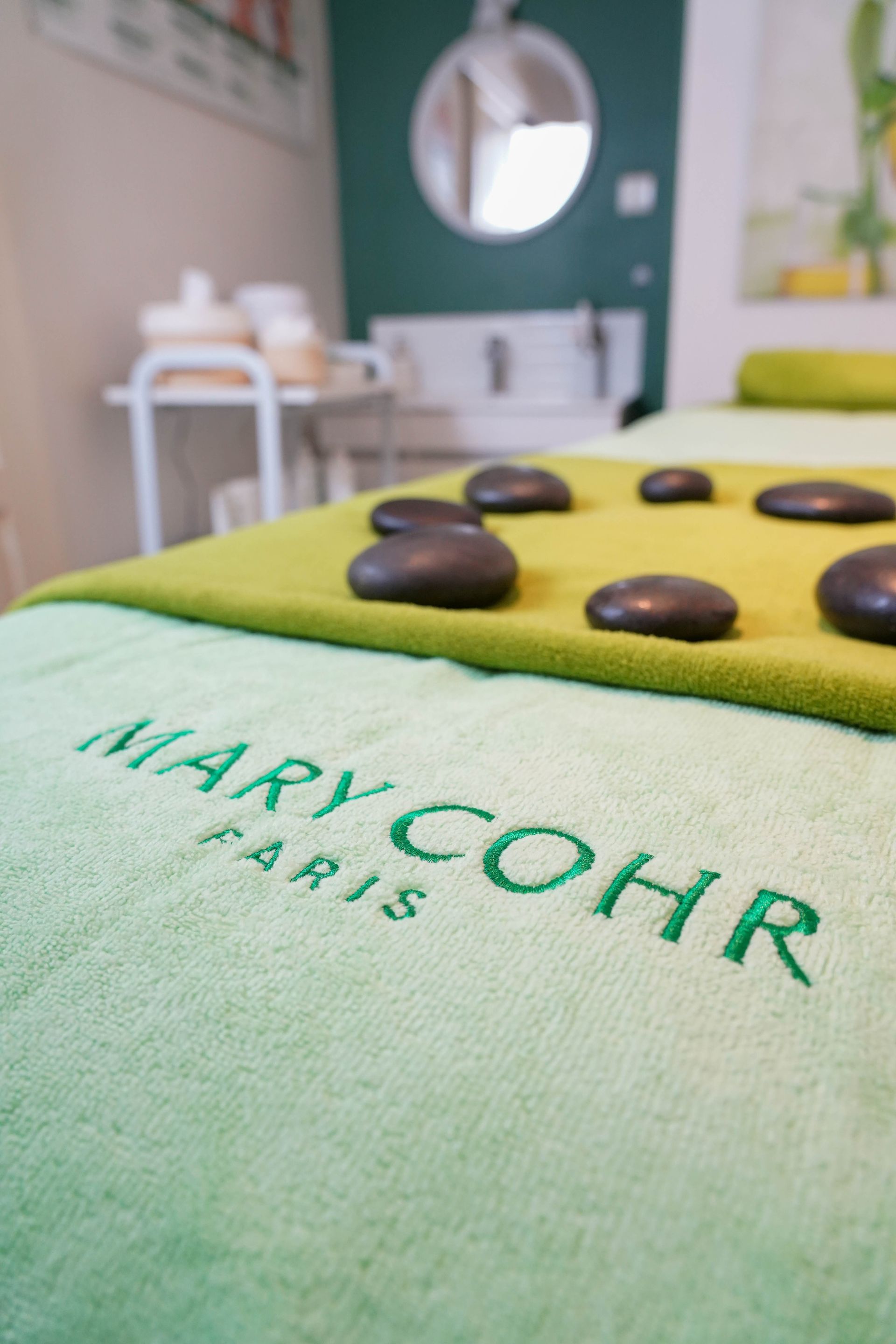 Table de massage aux pierres chaudes et logo