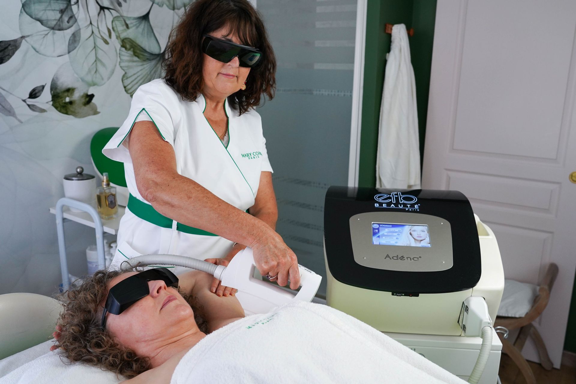 Une femme recevant un traitement d'épilation au laser dans un spa.