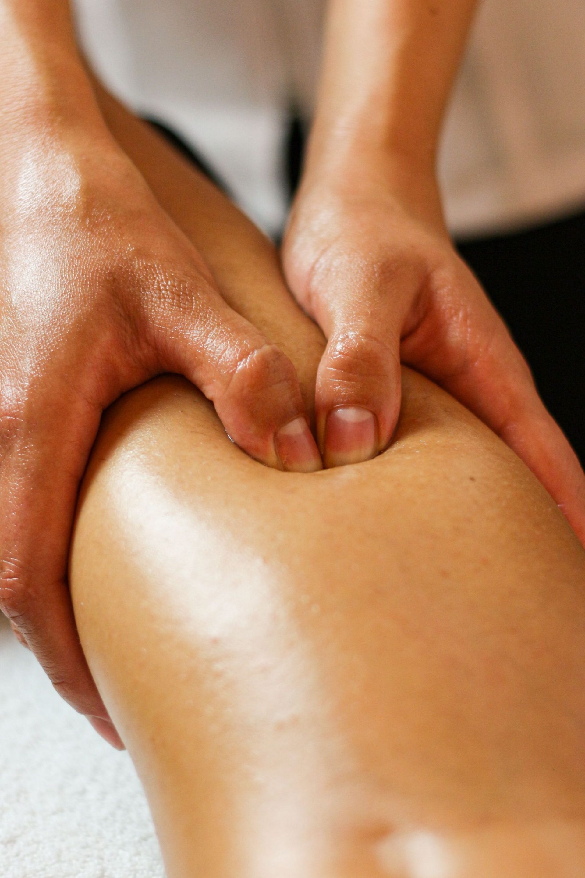Pression lymphatique avec deux pouces sur une jambe