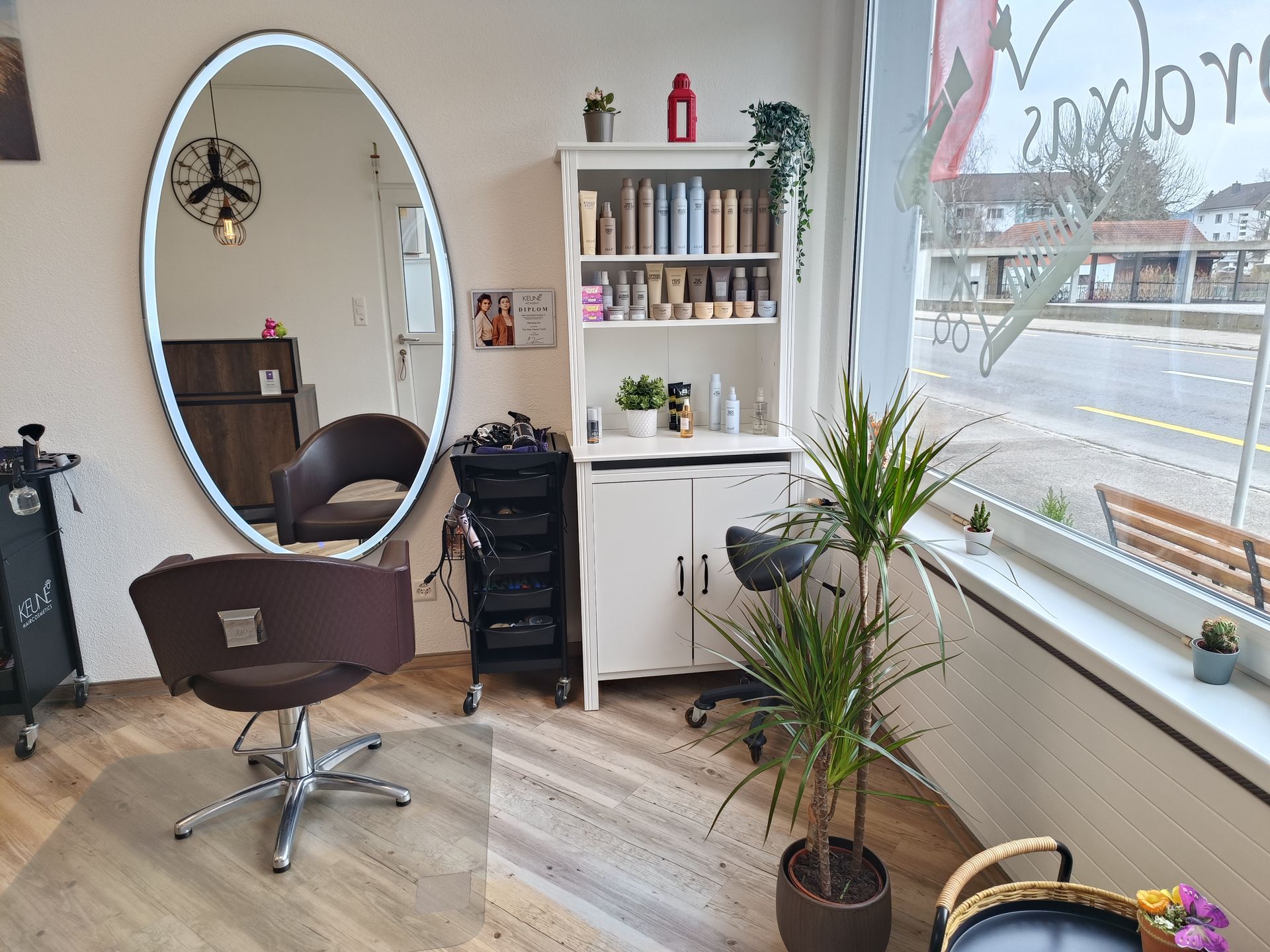 Ein Friseursalon mit großem Spiegel und Stuhl.
