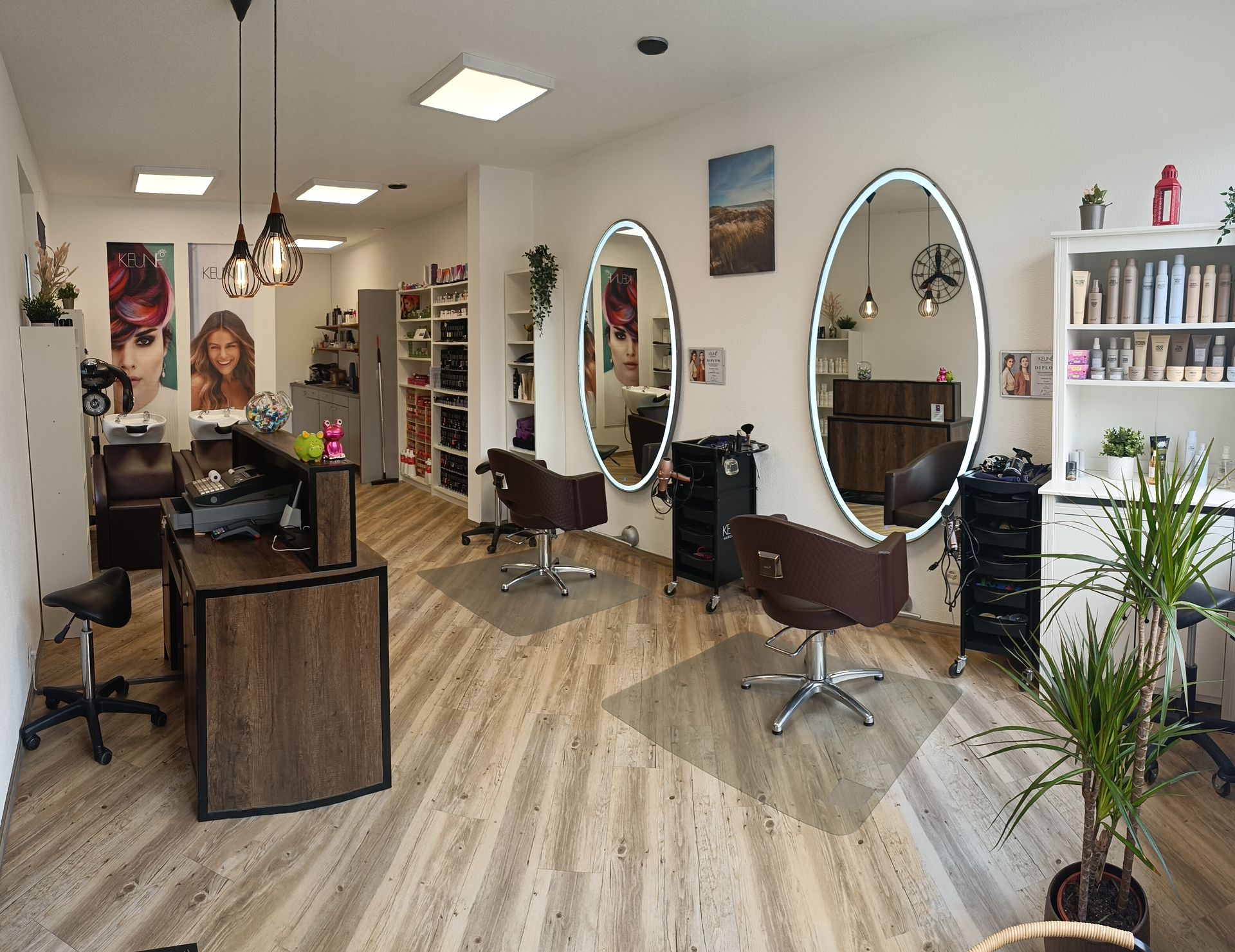 Ein Friseursalon mit vielen Stühlen und Spiegeln.