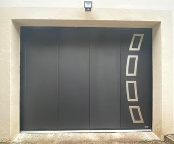 Une porte de garage en premier plan
