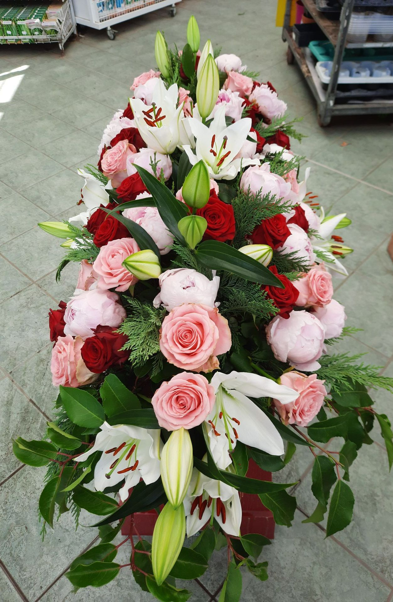 Photo d'une composition de fleurs roses, blanches e rouges