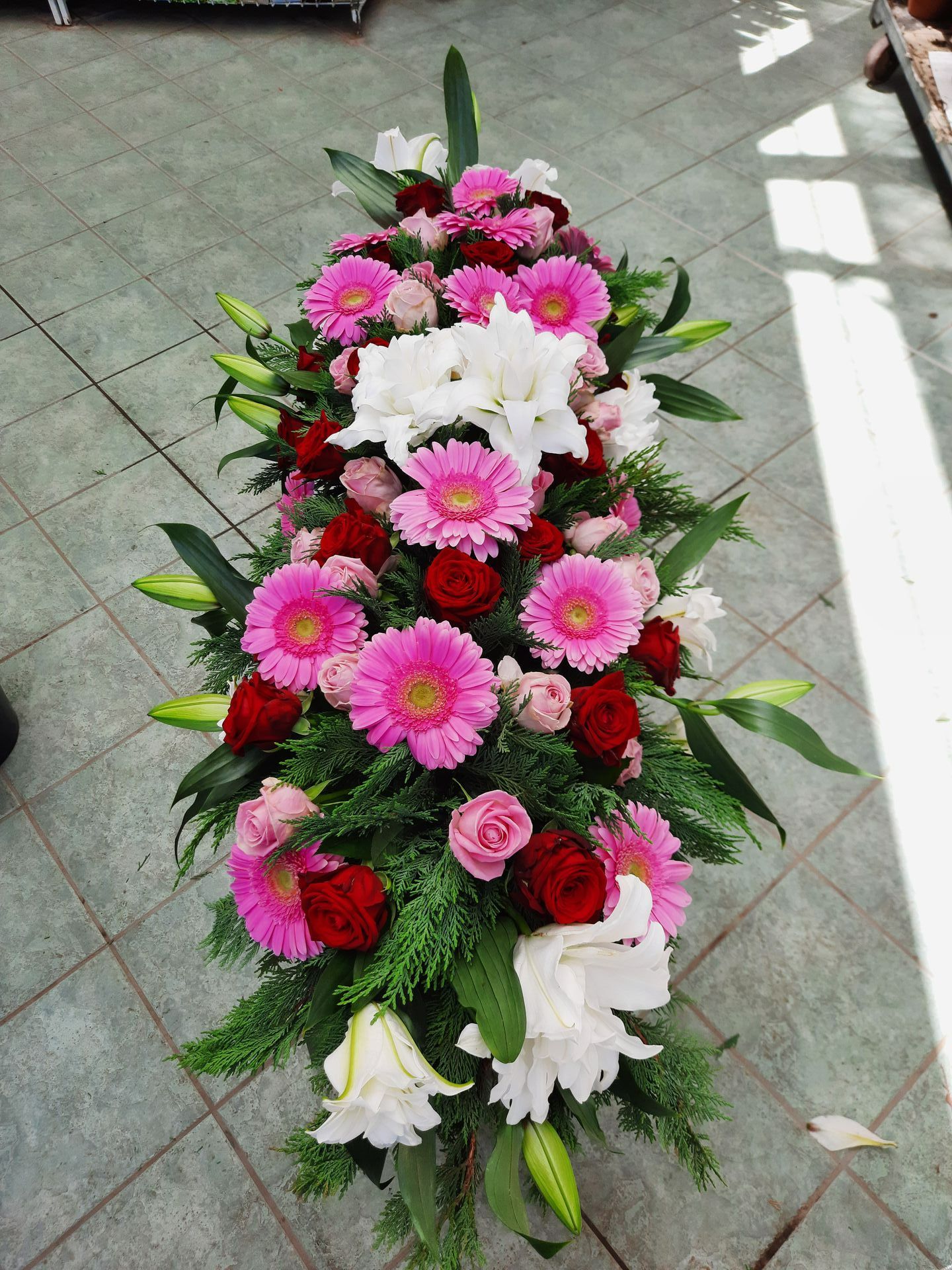 Photo d'une composition florale rouge, rose et blanche
