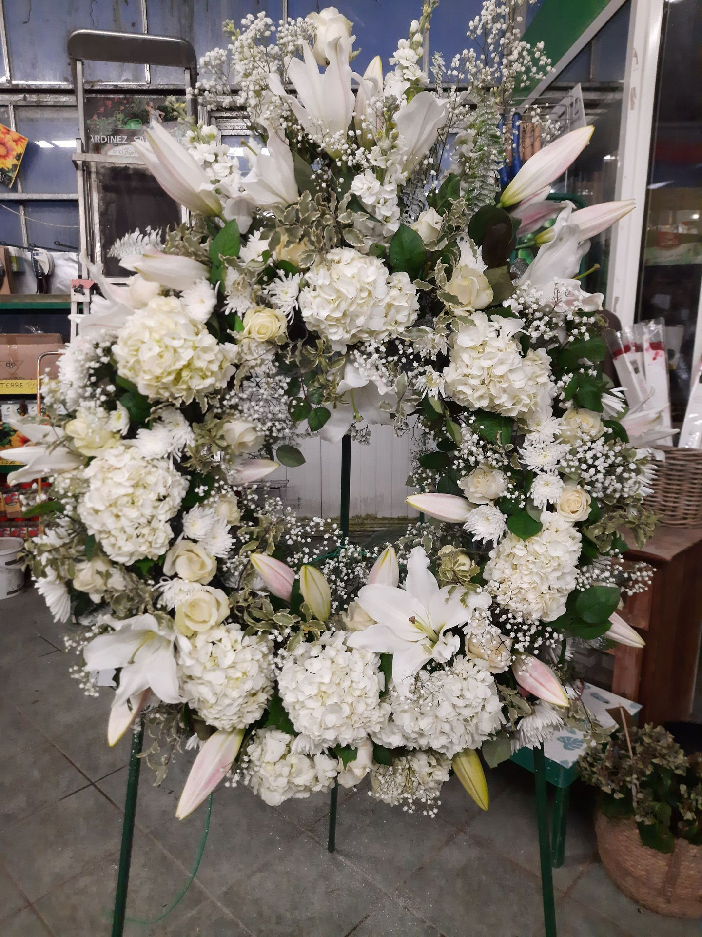 Photo d'une couronne de fleurs blanches