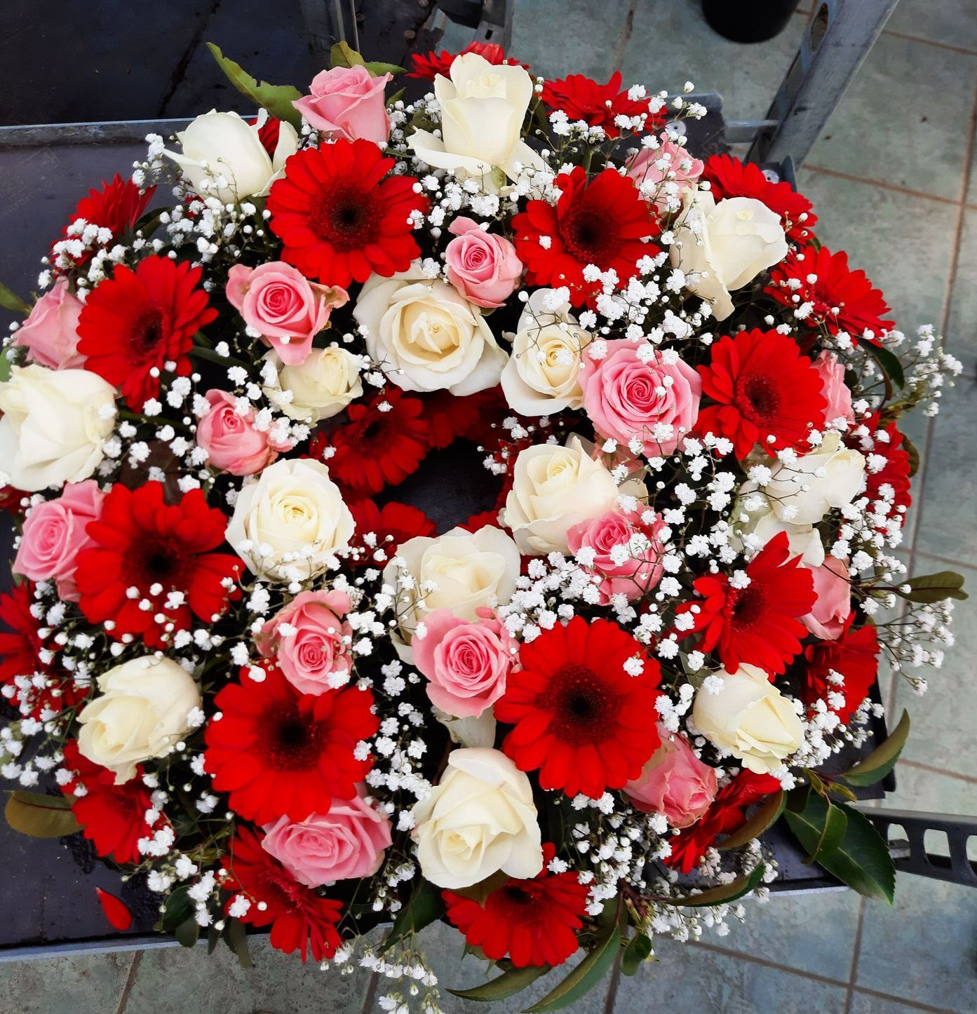 Photo d'un bouquet de fleurs rouges et blanches