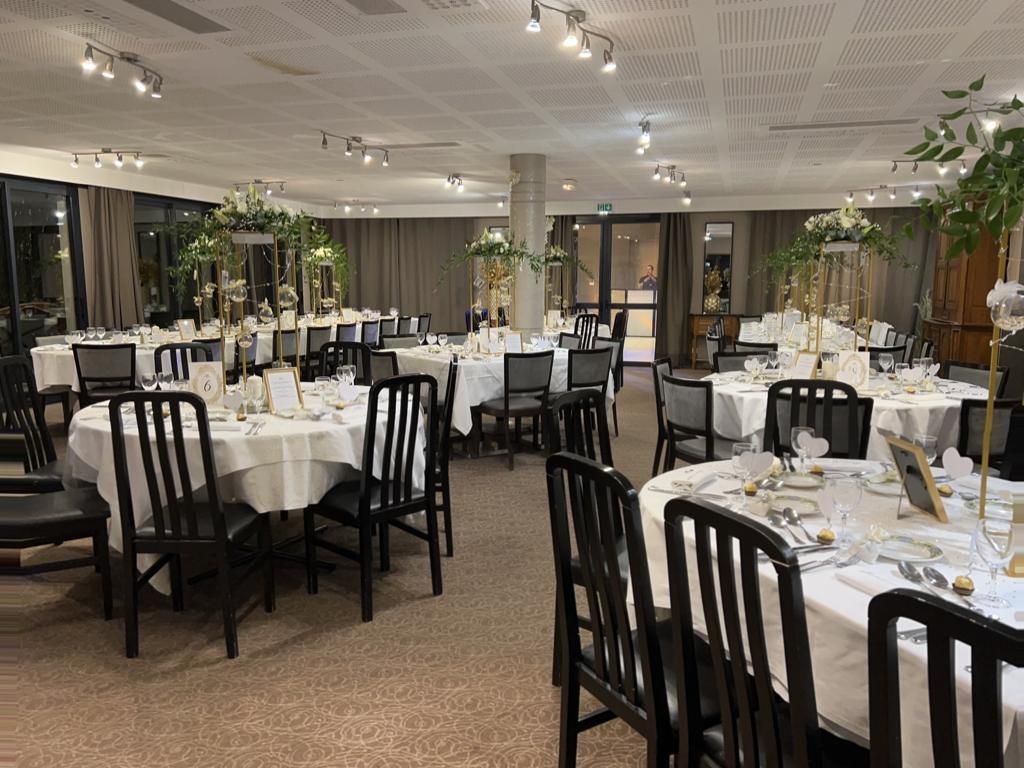 Photo d’une salle de réception décorée avec des fleurs blanches sur les tables