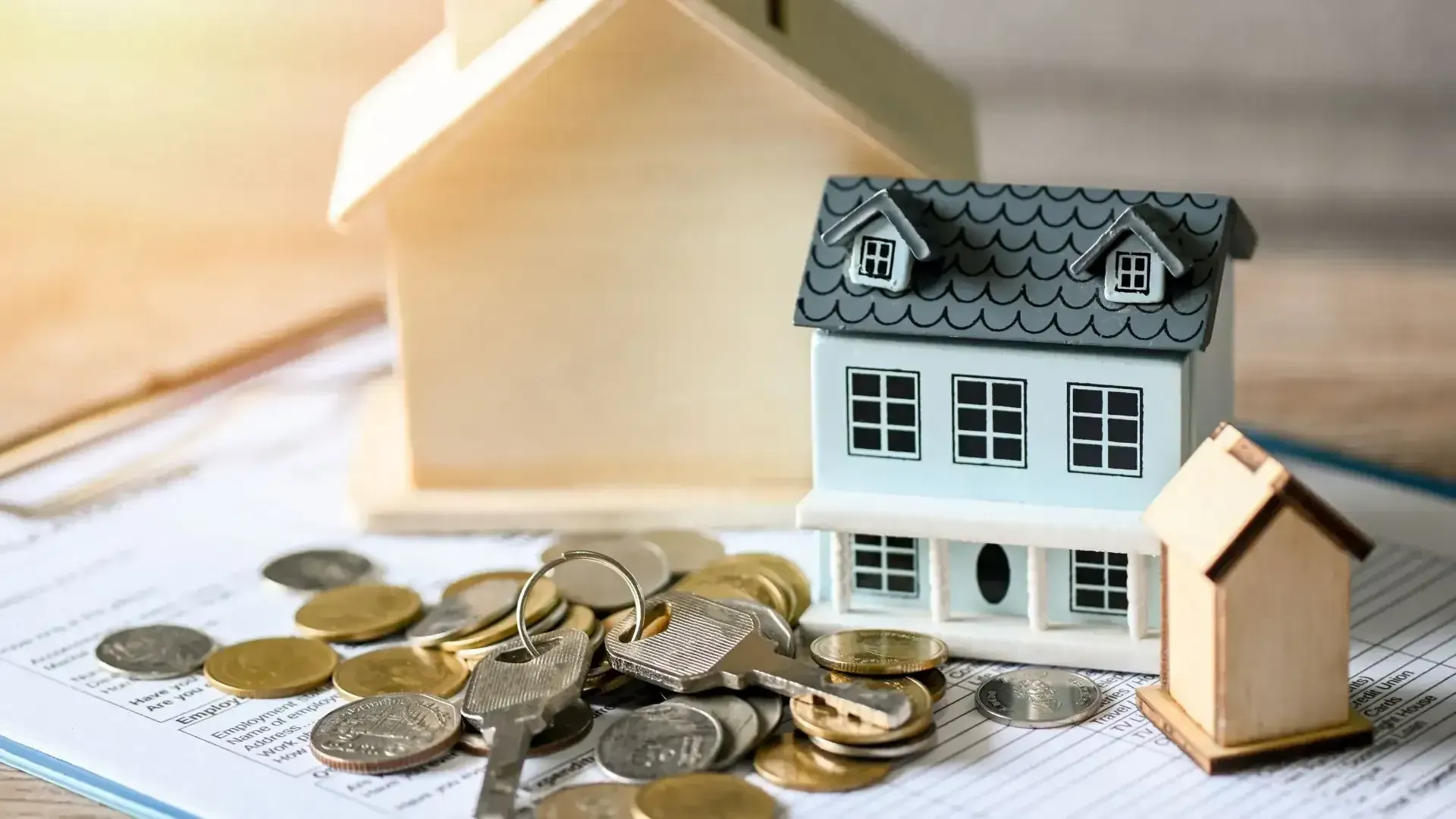 Un agente inmobiliario le muestra a una pareja una casa nueva; sonríen. La habitación está casi vacía.