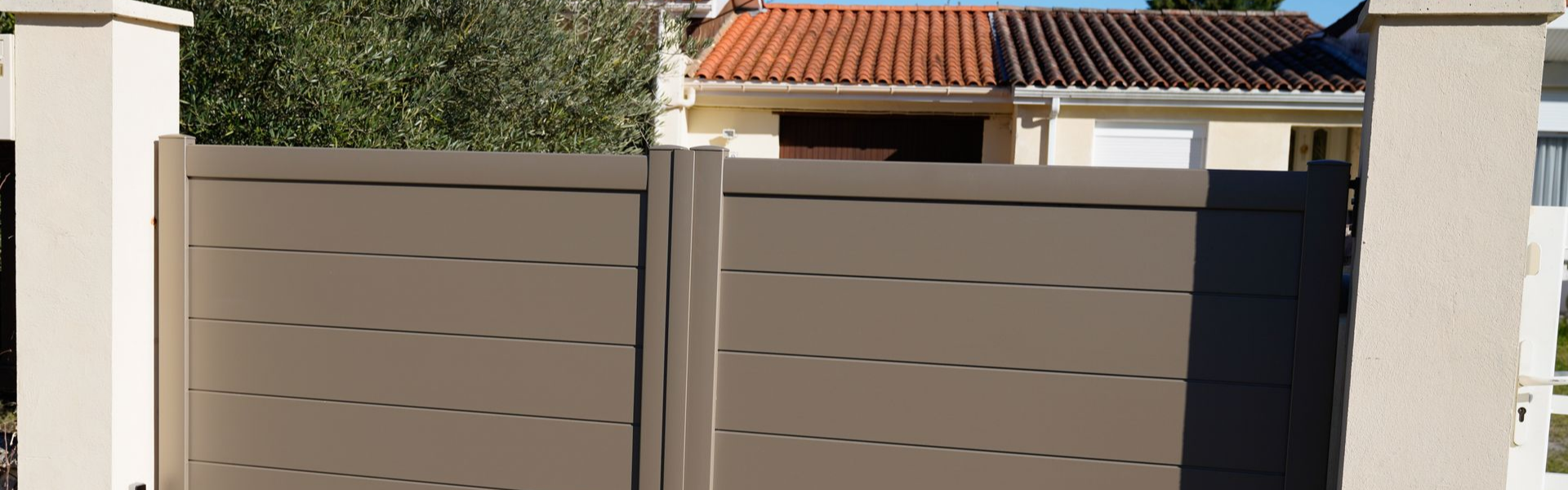 Un portail marron en aluminium