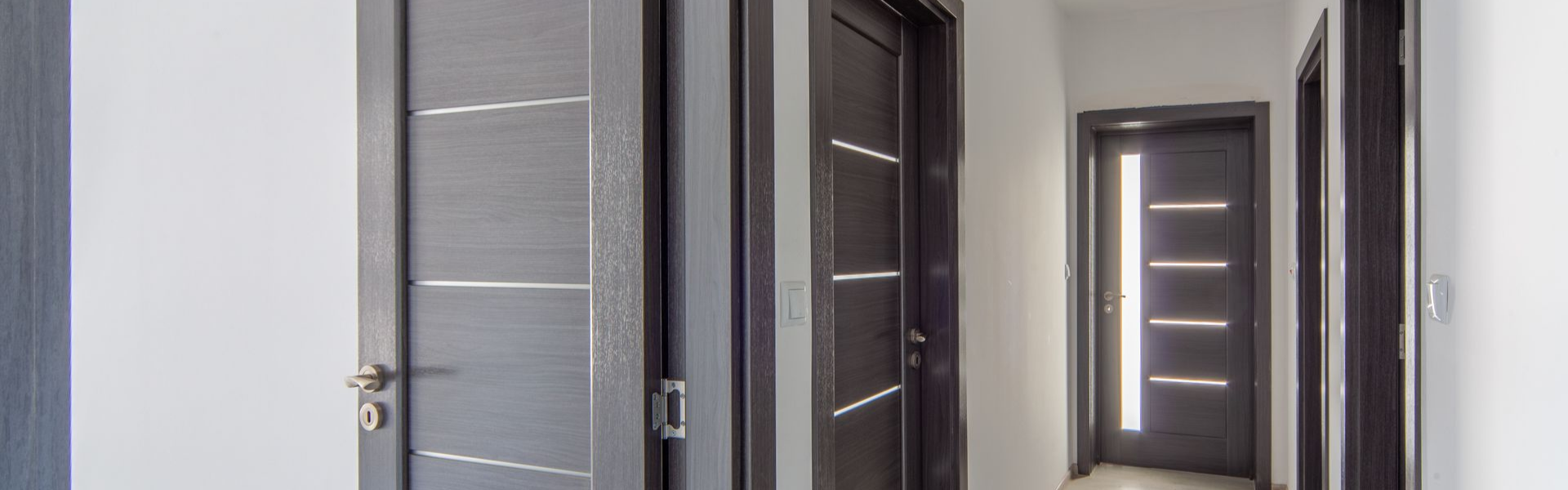 Des portes intérieures et une porte d'entrée dans une maison