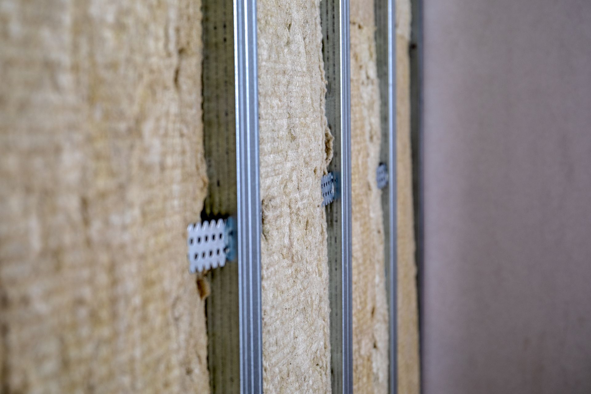 De la laine de verre dans un mur