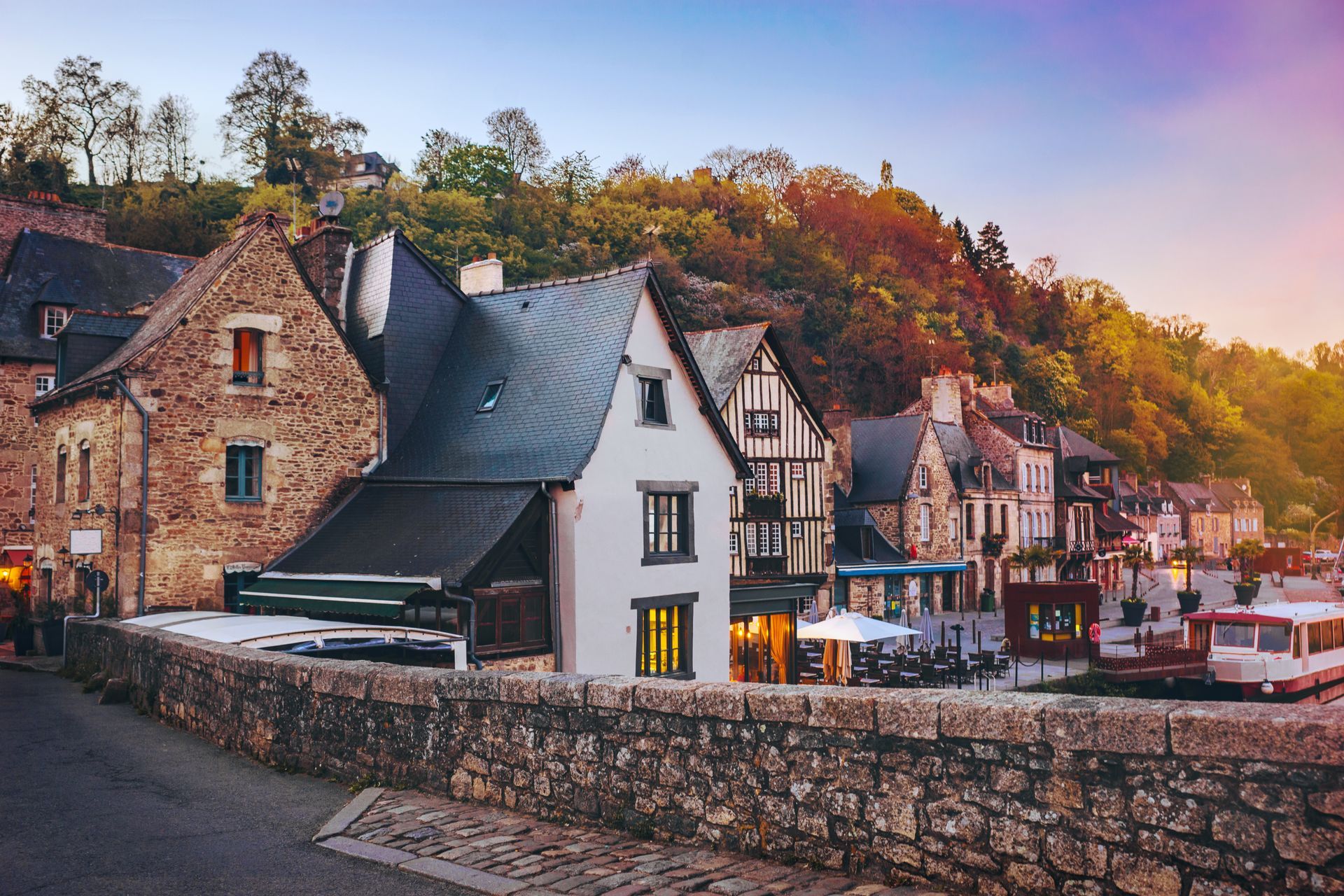 Une photo de la ville de Dinan en Bretagne