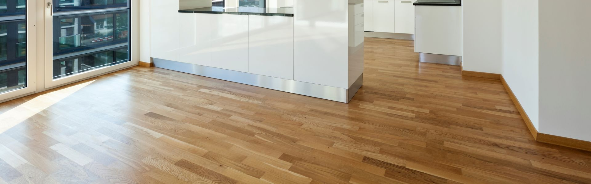 Un sol en parquet dans une cuisine