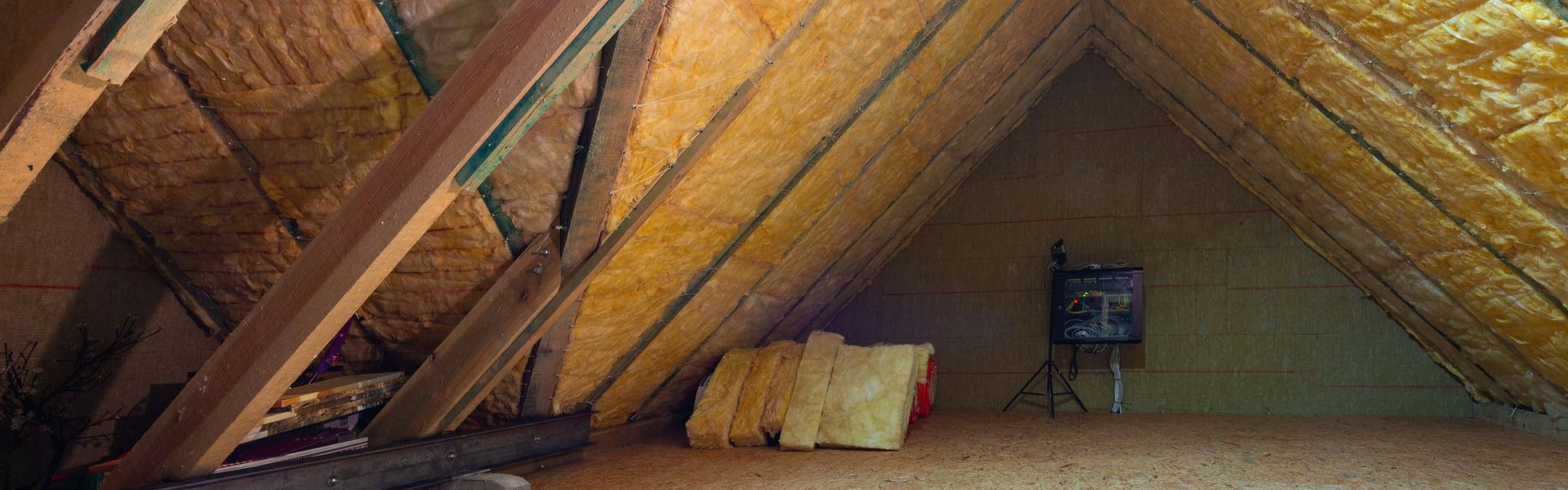 Des combles isolés avec des plaques d'isolant