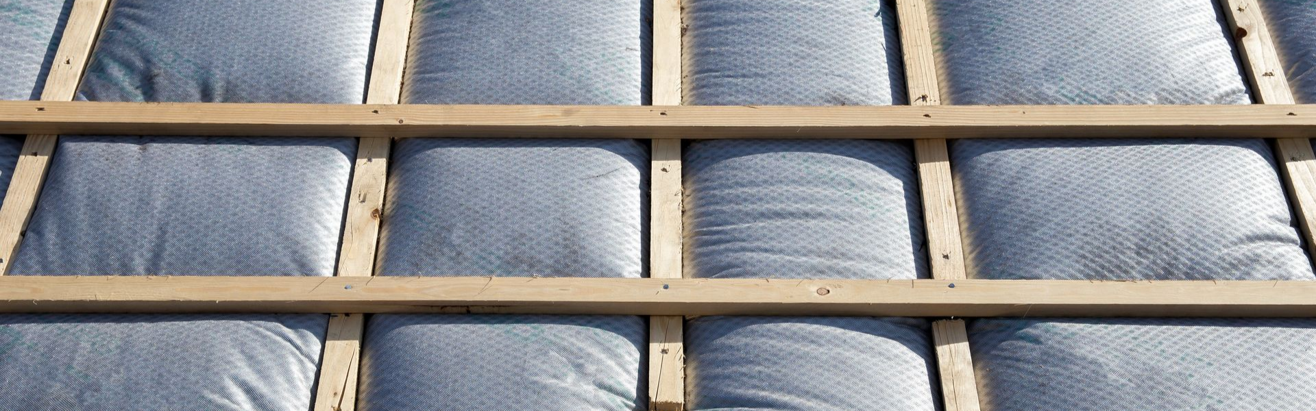 Des panneaux isolants posés sur une toiture