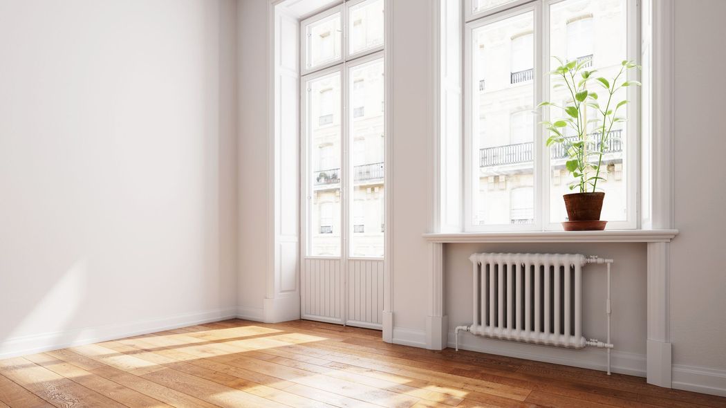 Des grandes fenêtres dans une maison