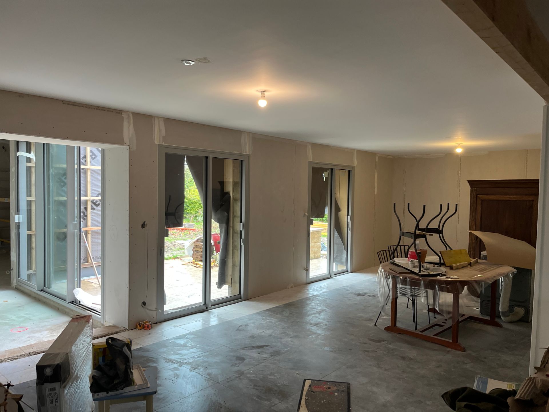 Un faux plafond avec des luminaires intégrés
