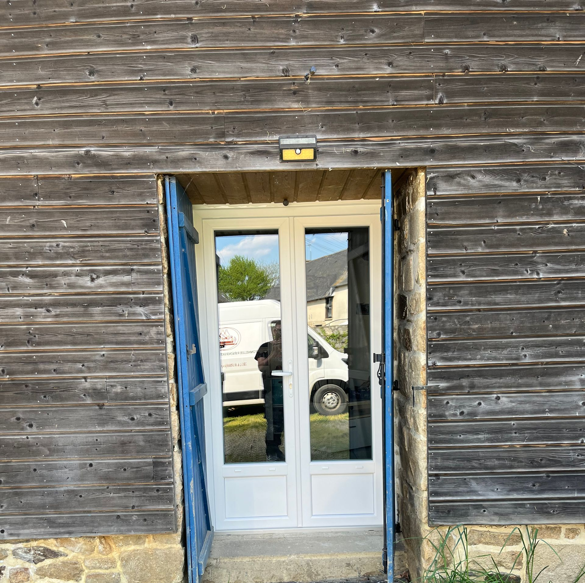 Une porte d'entrée double en PVC