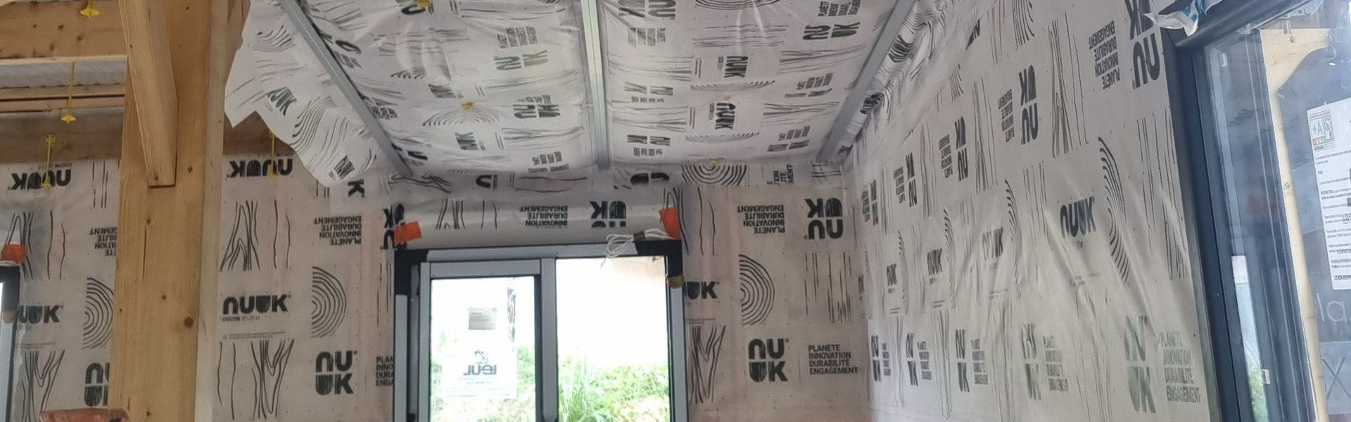 Des rouleaux d'isolant sur un plafond