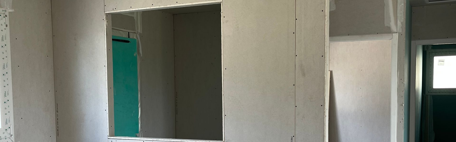 Des cloisons en construction