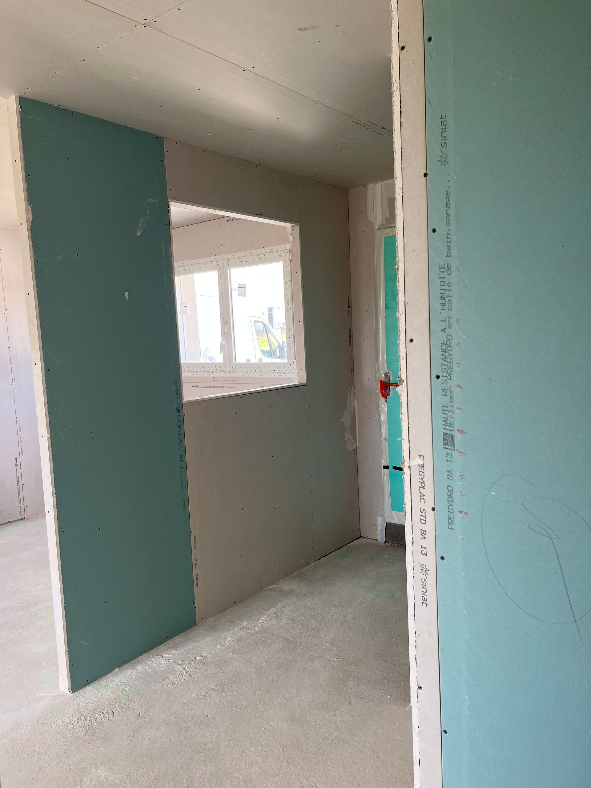 La deuxième face des cloisons en construction