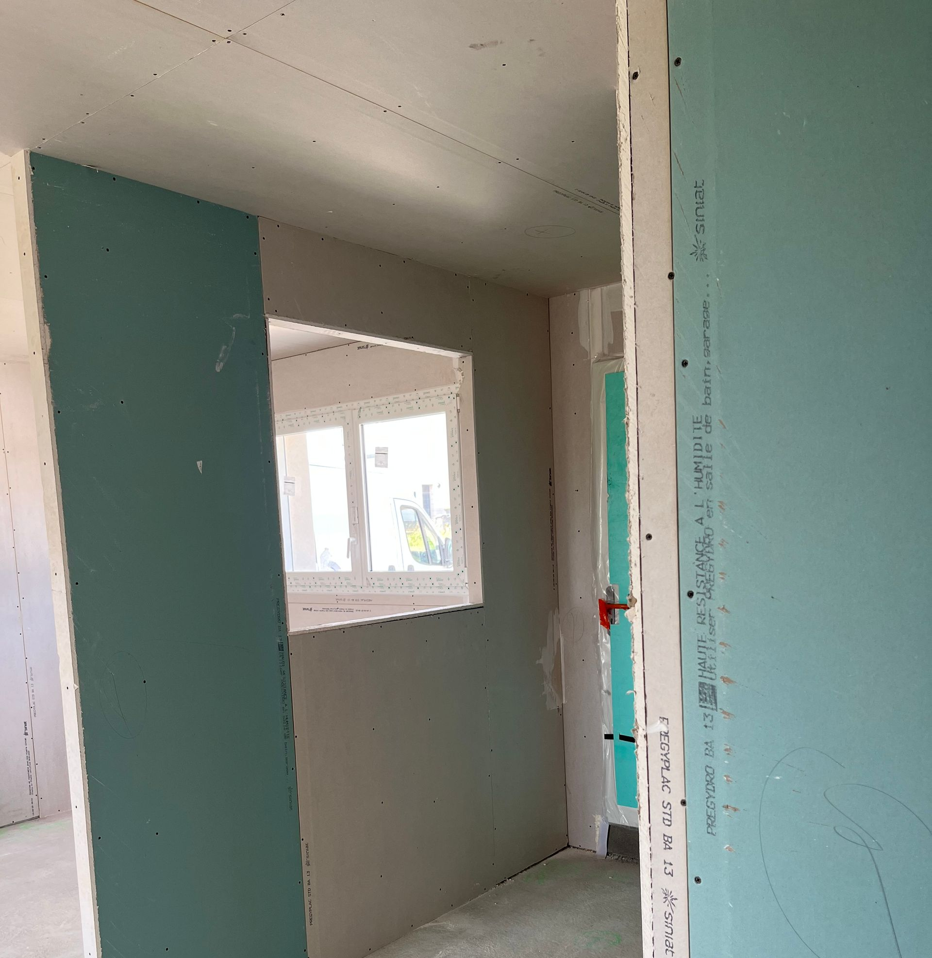 La deuxième face des cloisons en construction