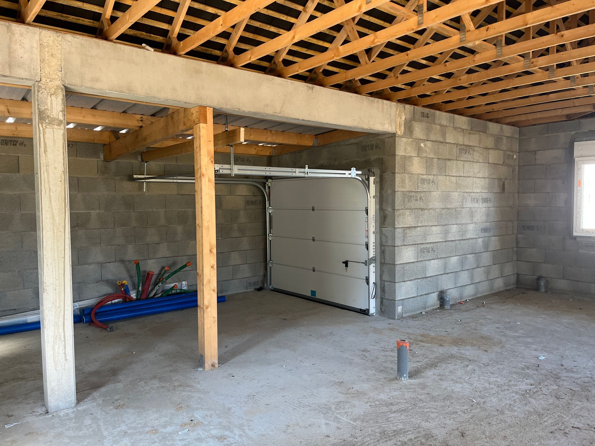 Une porte de garage basculante vue de l'intérieur