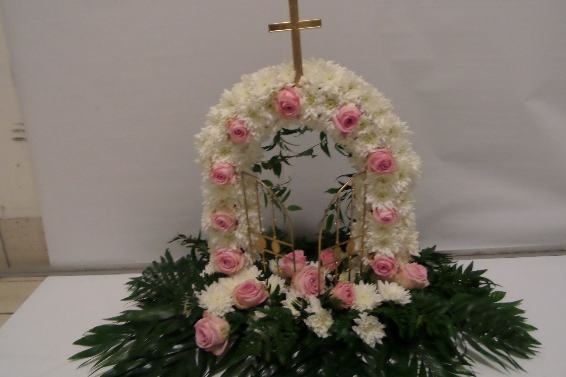 Fleurs en forme de porche pour le deuil