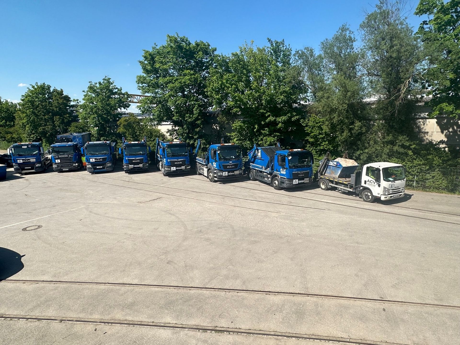 mehrere Autos auf Hof