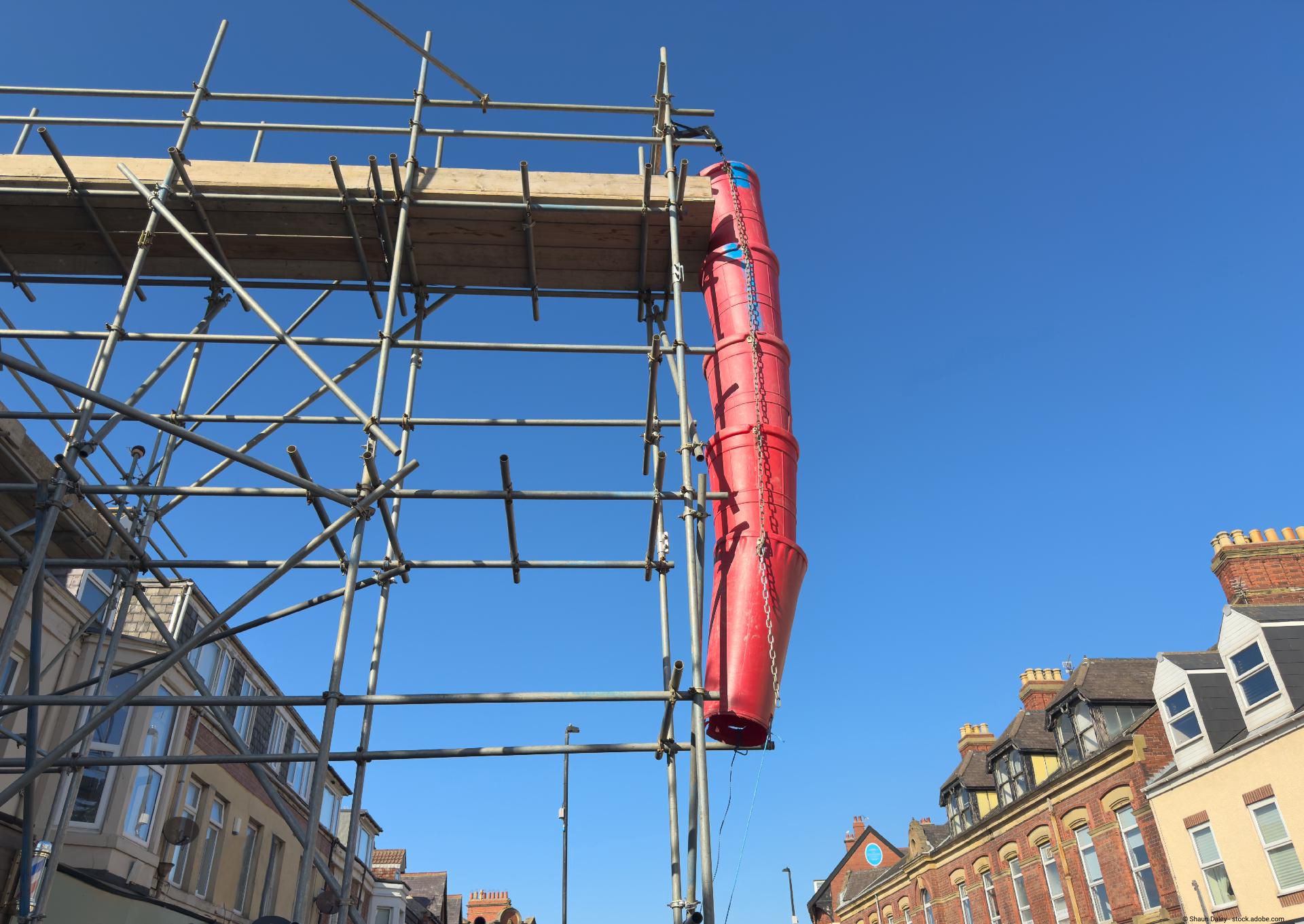 Schuttrutsche an einer Hauswand