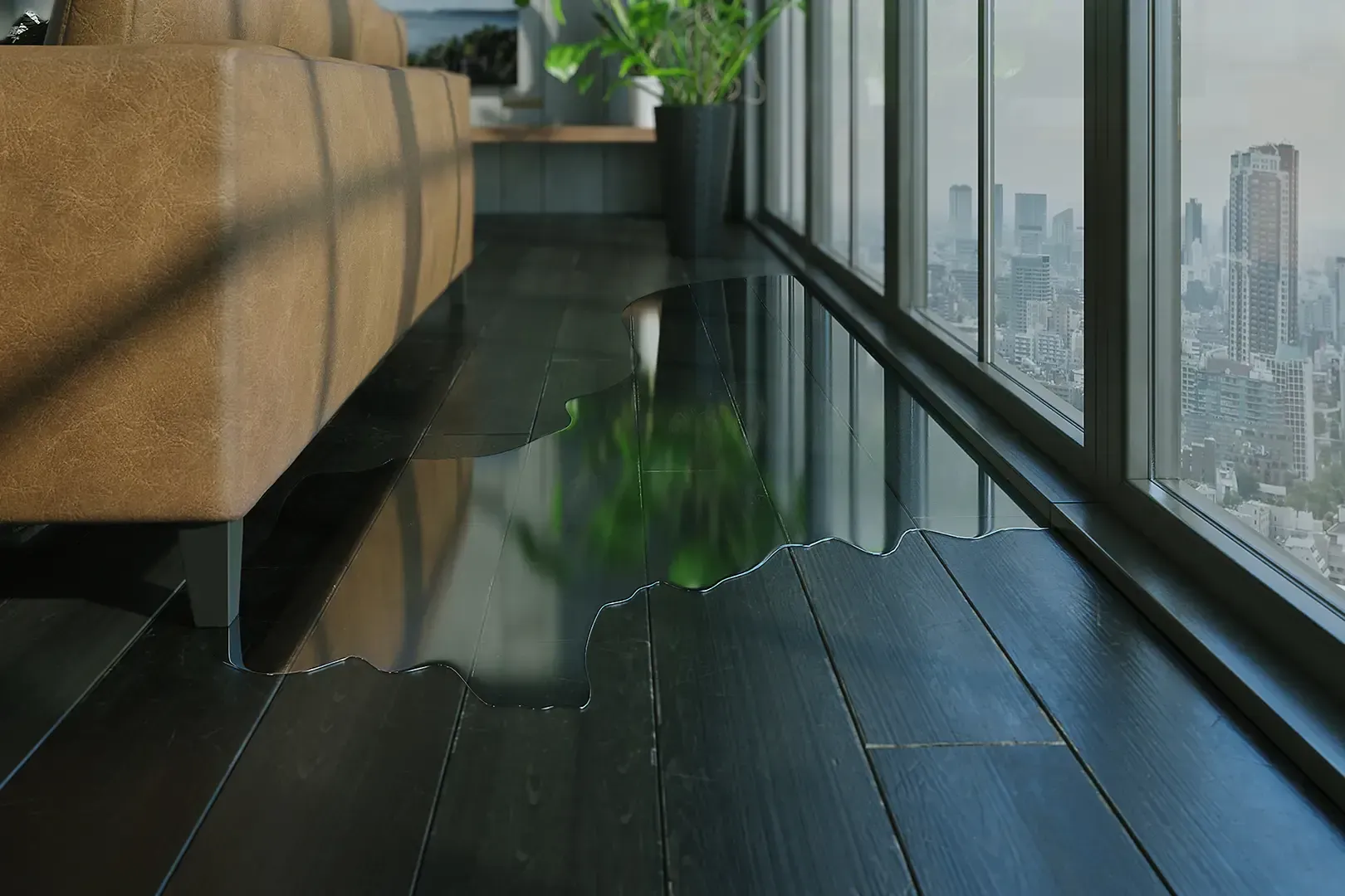 Schwarzer Hartholzboden mit einer großen Wasserpfütze, in der sich grüne Pflanzen und die Stadtlandschaft vor einem Fenster spiegeln.