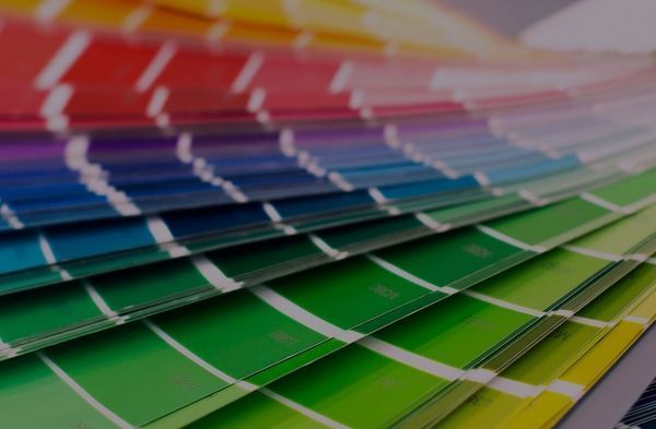 Farbmuster waren fächerförmig ausgelegt und zeigten ein Farbspektrum von Rot bis Grün zur Farbauswahl.