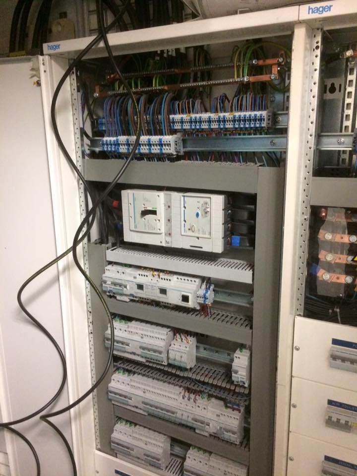 Compteur électrique ouvert.