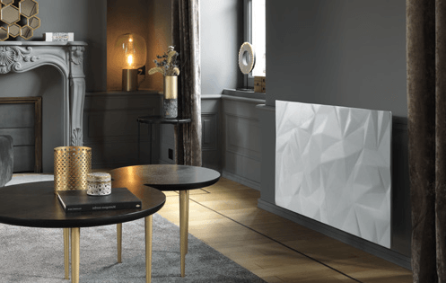 Radiateur électrique blanc sur un mur sombre.