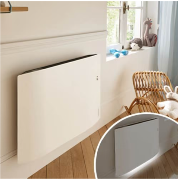 Radiateur électrique branché à un mur.