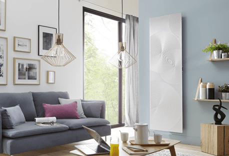 Radiateur électrique blanc à la verticale.