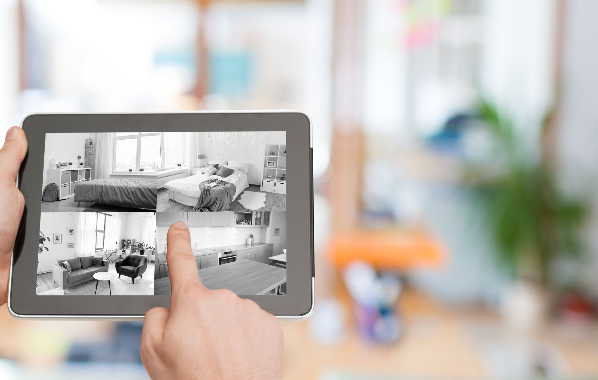 Personne regardant des vidéos de caméra de surveillance sur une tablette.