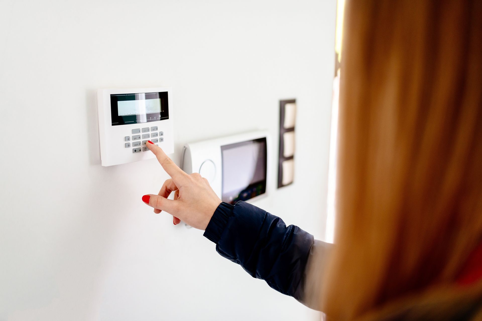 Femme tapant un code d'alarme.