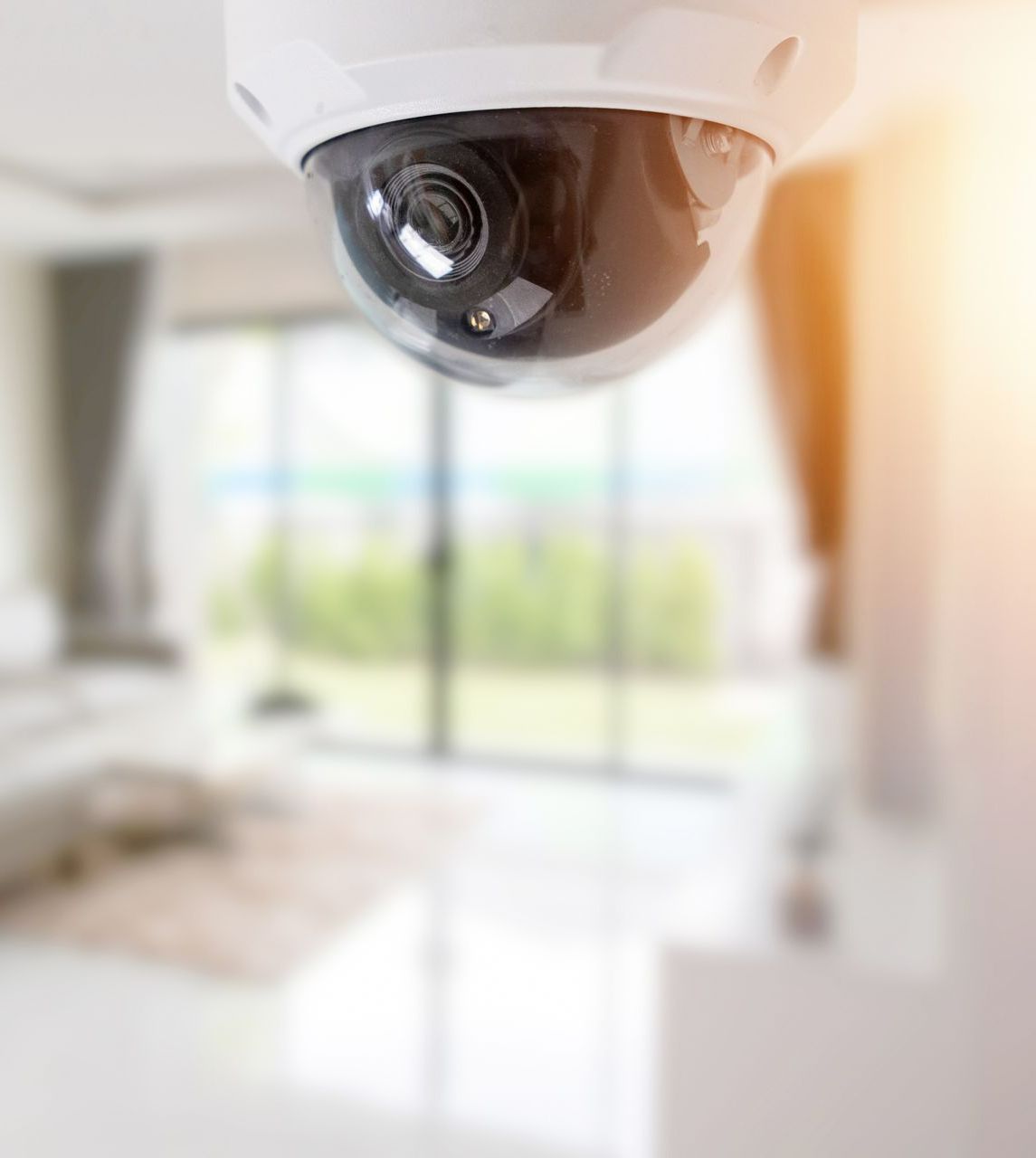Caméra de surveillance ronde dans un salon.